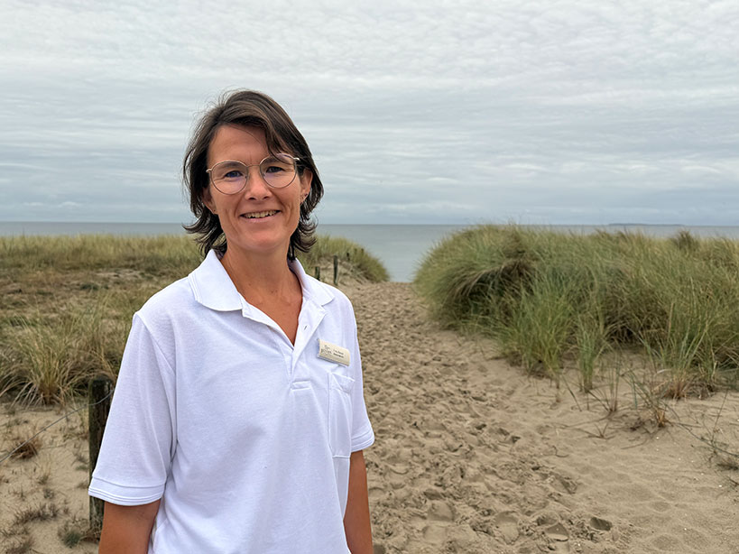 Stations&auml;rztin Anika Bauer am Strand der Reha-Klinik G&ouml;hren