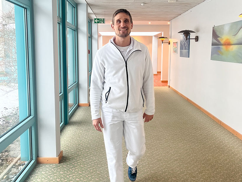 Arzt kommt auf dem Gang der Reha-Klinik G&ouml;hren entgegen